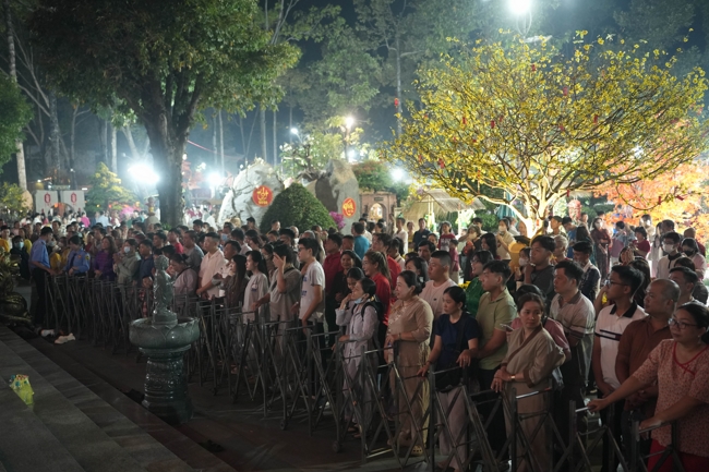 Khai bút đầu xuân và lễ Giao Thừa mừng Xuân Bính Ngọ 2026 - Chùa Hoằng Pháp