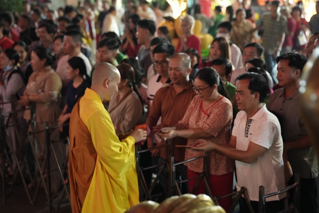 Khai bút đầu xuân và lễ Giao Thừa mừng Xuân Bính Ngọ 2026 - Chùa Hoằng Pháp