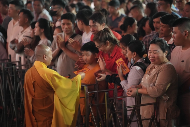 Khai bút đầu xuân và lễ Giao Thừa mừng Xuân Bính Ngọ 2026 - Chùa Hoằng Pháp