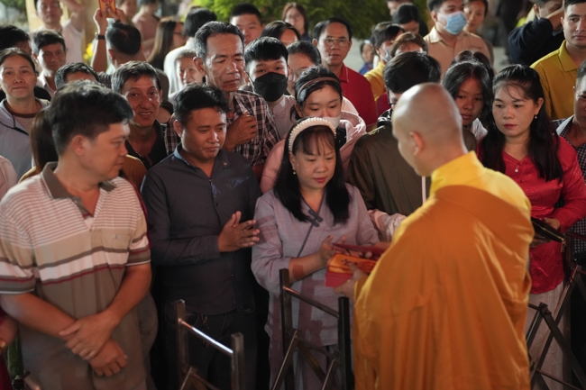 Khai bút đầu xuân và lễ Giao Thừa mừng Xuân Bính Ngọ 2026 - Chùa Hoằng Pháp