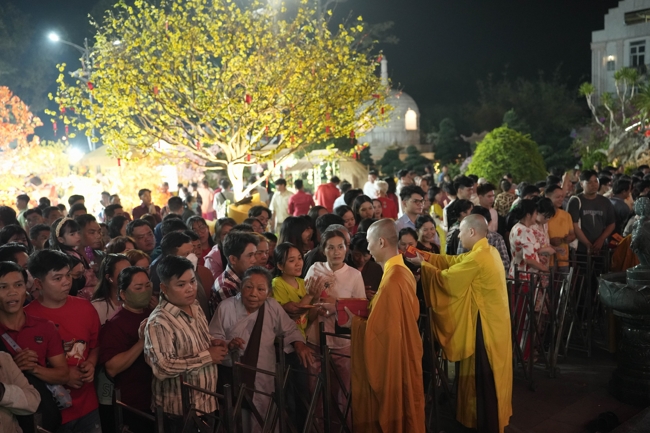 Khai bút đầu xuân và lễ Giao Thừa mừng Xuân Bính Ngọ 2026 - Chùa Hoằng Pháp