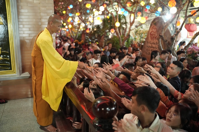 Khai bút đầu xuân và lễ Giao Thừa mừng Xuân Bính Ngọ 2026 - Chùa Hoằng Pháp