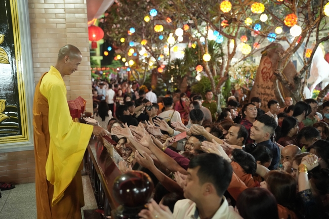 Khai bút đầu xuân và lễ Giao Thừa mừng Xuân Bính Ngọ 2026 - Chùa Hoằng Pháp