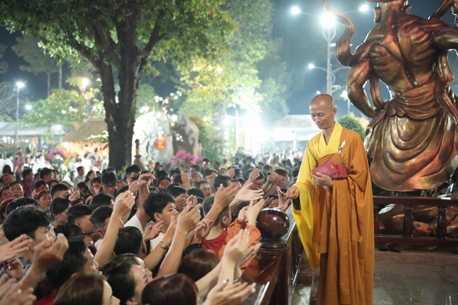 Khai bút đầu xuân và lễ Giao Thừa mừng Xuân Bính Ngọ 2026 - Chùa Hoằng Pháp