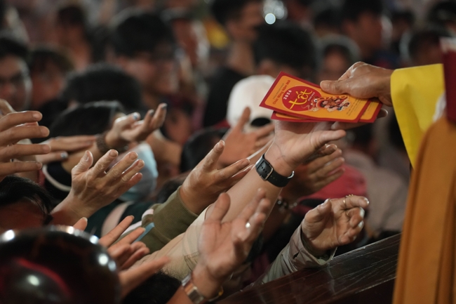 Khai bút đầu xuân và lễ Giao Thừa mừng Xuân Bính Ngọ 2026 - Chùa Hoằng Pháp