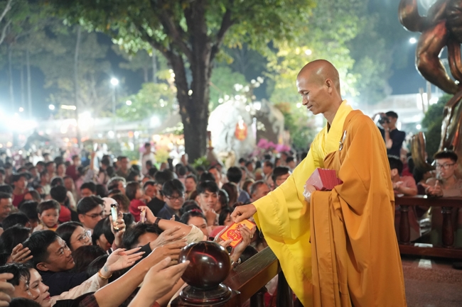 Khai bút đầu xuân và lễ Giao Thừa mừng Xuân Bính Ngọ 2026 - Chùa Hoằng Pháp