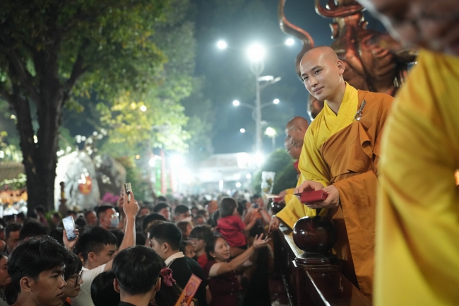 Khai bút đầu xuân và lễ Giao Thừa mừng Xuân Bính Ngọ 2026 - Chùa Hoằng Pháp