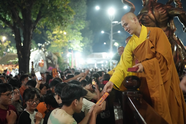 Khai bút đầu xuân và lễ Giao Thừa mừng Xuân Bính Ngọ 2026 - Chùa Hoằng Pháp