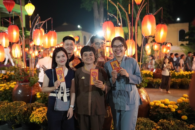 Khai bút đầu xuân và lễ Giao Thừa mừng Xuân Bính Ngọ 2026 - Chùa Hoằng Pháp