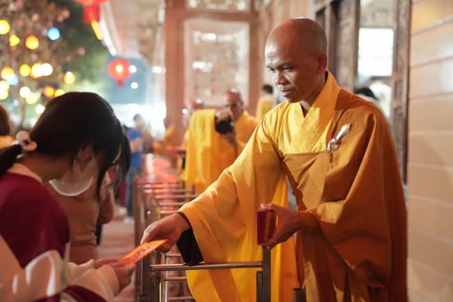 Khai bút đầu xuân và lễ Giao Thừa mừng Xuân Bính Ngọ 2026 - Chùa Hoằng Pháp