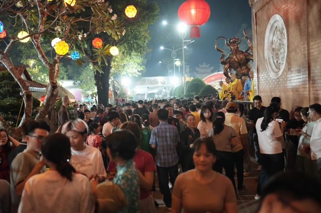 Khai bút đầu xuân và lễ Giao Thừa mừng Xuân Bính Ngọ 2026 - Chùa Hoằng Pháp