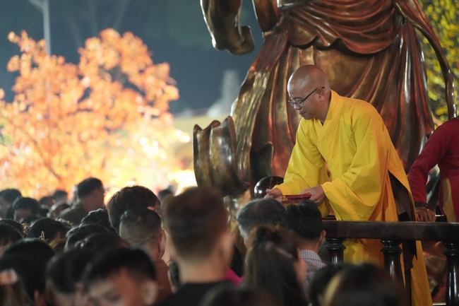 Khai bút đầu xuân và lễ Giao Thừa mừng Xuân Bính Ngọ 2026 - Chùa Hoằng Pháp