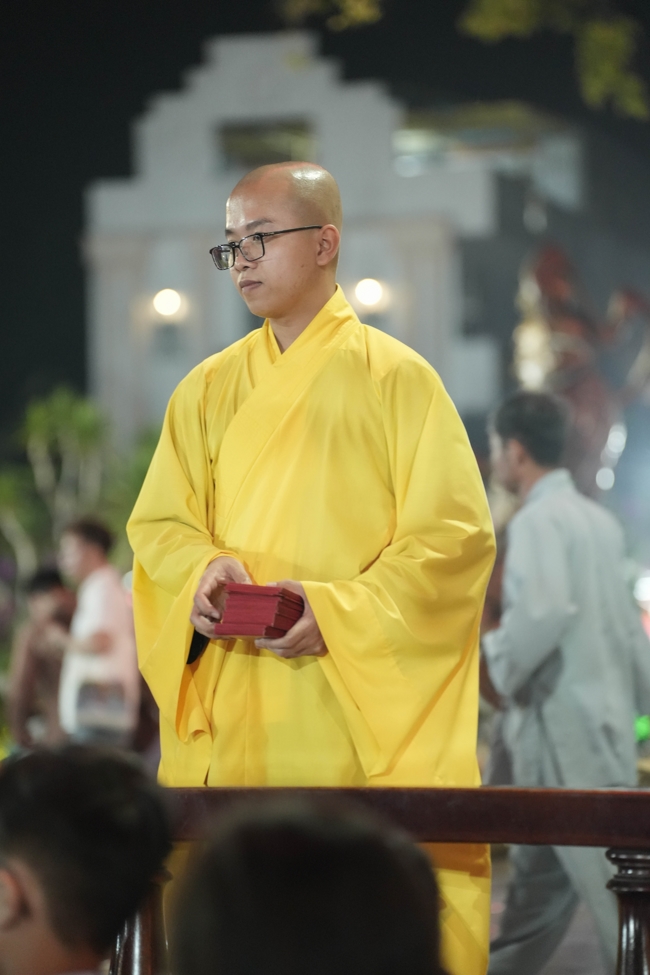 Khai bút đầu xuân và lễ Giao Thừa mừng Xuân Bính Ngọ 2026 - Chùa Hoằng Pháp