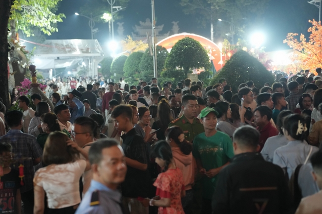 Khai bút đầu xuân và lễ Giao Thừa mừng Xuân Bính Ngọ 2026 - Chùa Hoằng Pháp