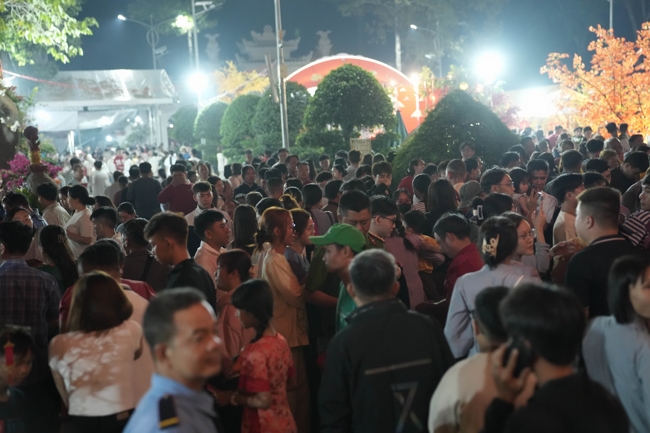 Khai bút đầu xuân và lễ Giao Thừa mừng Xuân Bính Ngọ 2026 - Chùa Hoằng Pháp