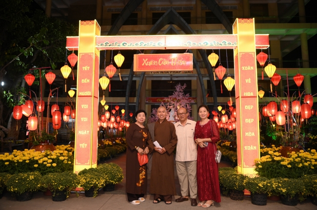 Khai bút đầu xuân và lễ Giao Thừa mừng Xuân Bính Ngọ 2026 - Chùa Hoằng Pháp