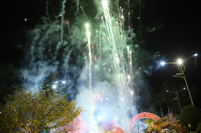 Khai bút đầu xuân và lễ Giao Thừa mừng Xuân Bính Ngọ 2026 - Chùa Hoằng Pháp