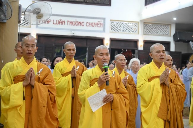 Khai bút đầu xuân và lễ Giao Thừa mừng Xuân Bính Ngọ 2026 - Chùa Hoằng Pháp