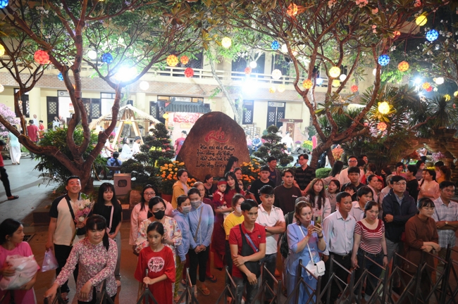 Khai bút đầu xuân và lễ Giao Thừa mừng Xuân Bính Ngọ 2026 - Chùa Hoằng Pháp