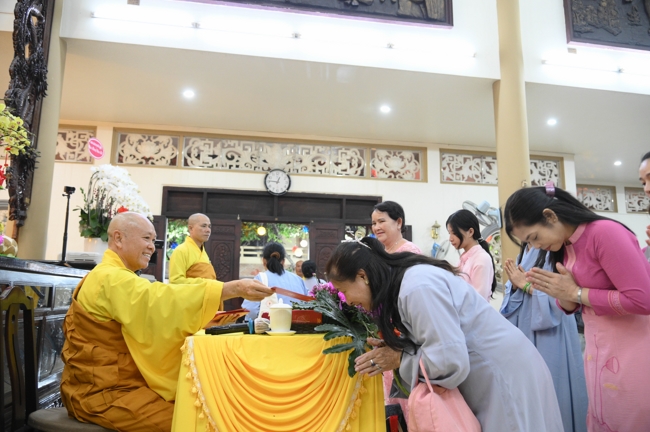 Khai bút đầu xuân và lễ Giao Thừa mừng Xuân Bính Ngọ 2026 - Chùa Hoằng Pháp