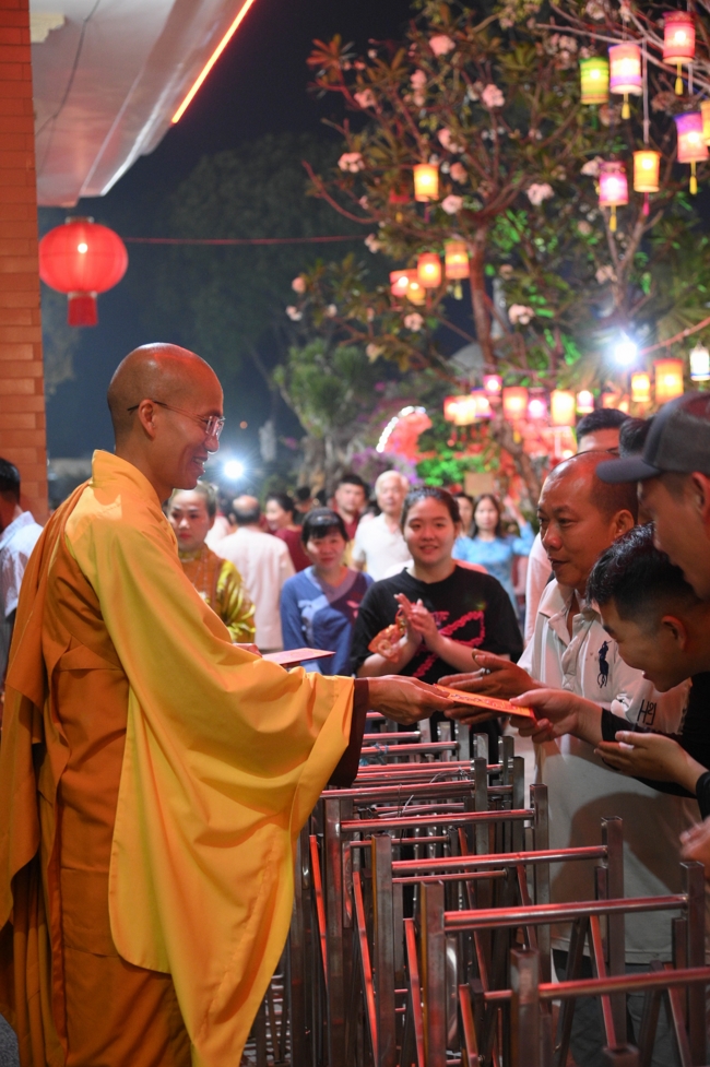 Khai bút đầu xuân và lễ Giao Thừa mừng Xuân Bính Ngọ 2026 - Chùa Hoằng Pháp