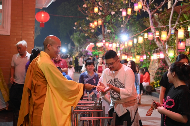 Khai bút đầu xuân và lễ Giao Thừa mừng Xuân Bính Ngọ 2026 - Chùa Hoằng Pháp