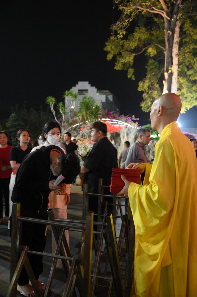 Khai bút đầu xuân và lễ Giao Thừa mừng Xuân Bính Ngọ 2026 - Chùa Hoằng Pháp