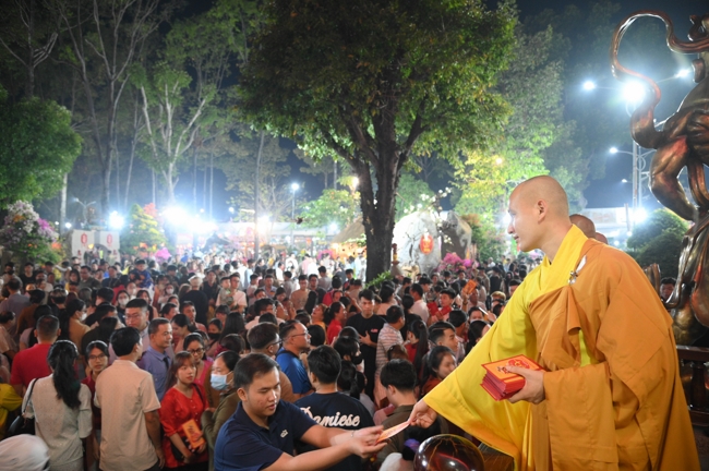 Khai bút đầu xuân và lễ Giao Thừa mừng Xuân Bính Ngọ 2026 - Chùa Hoằng Pháp