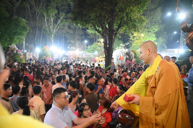 Khai bút đầu xuân và lễ Giao Thừa mừng Xuân Bính Ngọ 2026 - Chùa Hoằng Pháp