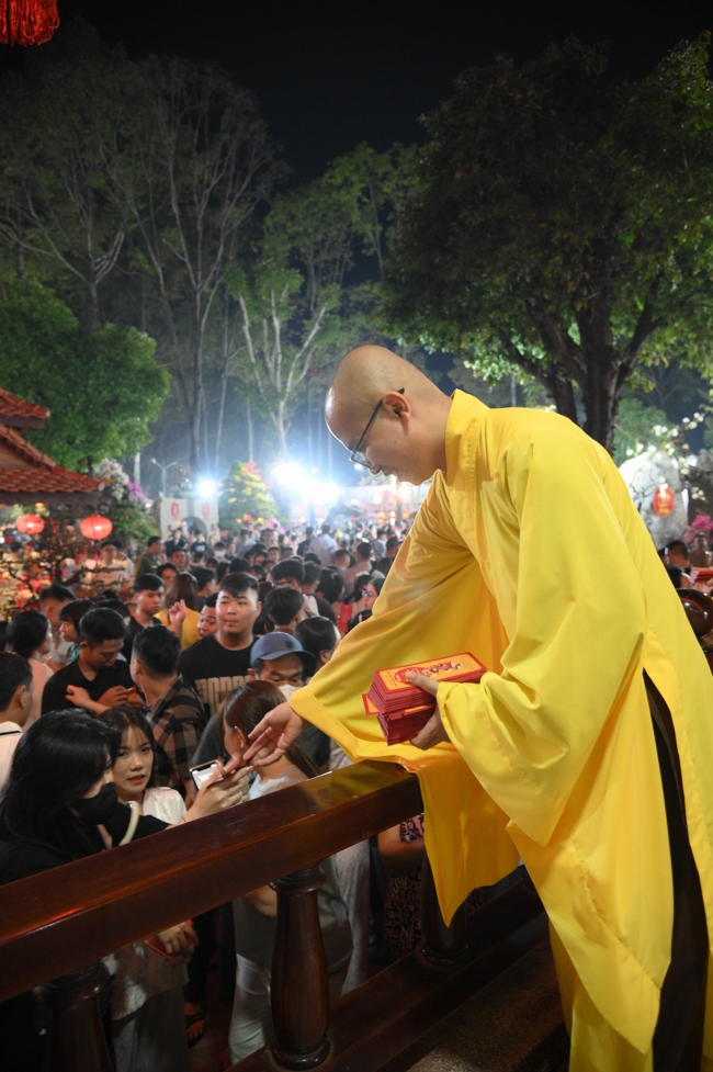 Khai bút đầu xuân và lễ Giao Thừa mừng Xuân Bính Ngọ 2026 - Chùa Hoằng Pháp