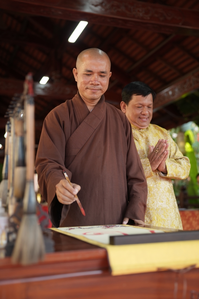 Khai bút đầu xuân và lễ Giao Thừa mừng Xuân Bính Ngọ 2026 - Chùa Hoằng Pháp