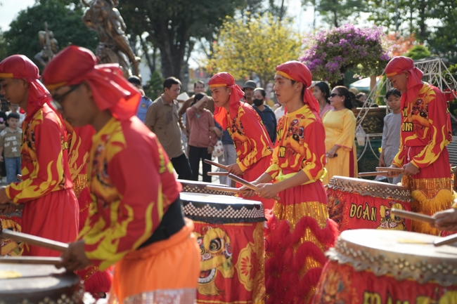 Khai bút đầu xuân và lễ Giao Thừa mừng Xuân Bính Ngọ 2026 - Chùa Hoằng Pháp