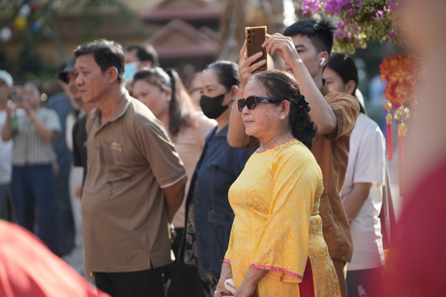 Khai bút đầu xuân và lễ Giao Thừa mừng Xuân Bính Ngọ 2026 - Chùa Hoằng Pháp