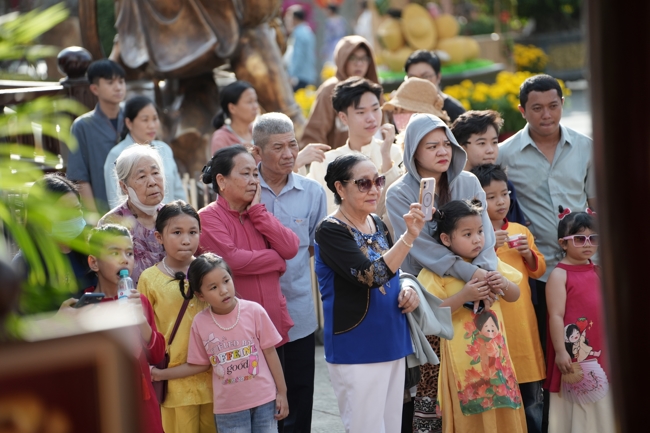 Khai bút đầu xuân và lễ Giao Thừa mừng Xuân Bính Ngọ 2026 - Chùa Hoằng Pháp