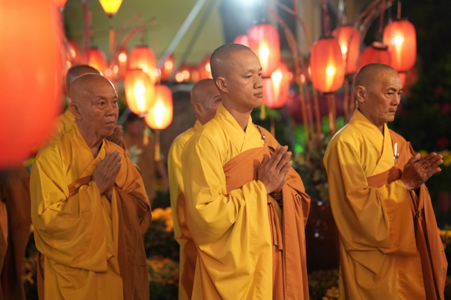 Khai bút đầu xuân và lễ Giao Thừa mừng Xuân Bính Ngọ 2026 - Chùa Hoằng Pháp