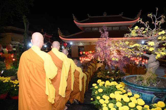 Khai bút đầu xuân và lễ Giao Thừa mừng Xuân Bính Ngọ 2026 - Chùa Hoằng Pháp