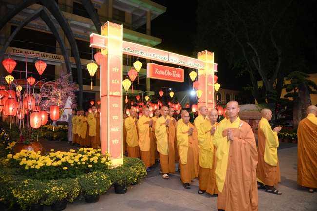 Khai bút đầu xuân và lễ Giao Thừa mừng Xuân Bính Ngọ 2026 - Chùa Hoằng Pháp