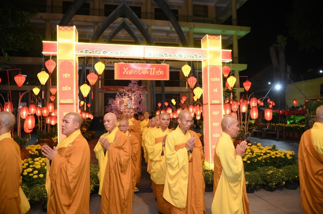 Khai bút đầu xuân và lễ Giao Thừa mừng Xuân Bính Ngọ 2026 - Chùa Hoằng Pháp