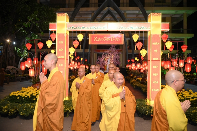 Khai bút đầu xuân và lễ Giao Thừa mừng Xuân Bính Ngọ 2026 - Chùa Hoằng Pháp