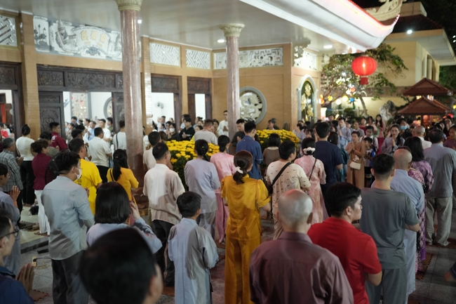 Khai bút đầu xuân và lễ Giao Thừa mừng Xuân Bính Ngọ 2026 - Chùa Hoằng Pháp