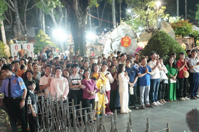 Khai bút đầu xuân và lễ Giao Thừa mừng Xuân Bính Ngọ 2026 - Chùa Hoằng Pháp