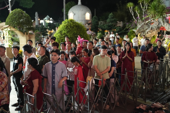 Khai bút đầu xuân và lễ Giao Thừa mừng Xuân Bính Ngọ 2026 - Chùa Hoằng Pháp