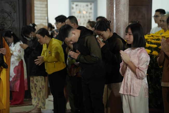 Khai bút đầu xuân và lễ Giao Thừa mừng Xuân Bính Ngọ 2026 - Chùa Hoằng Pháp