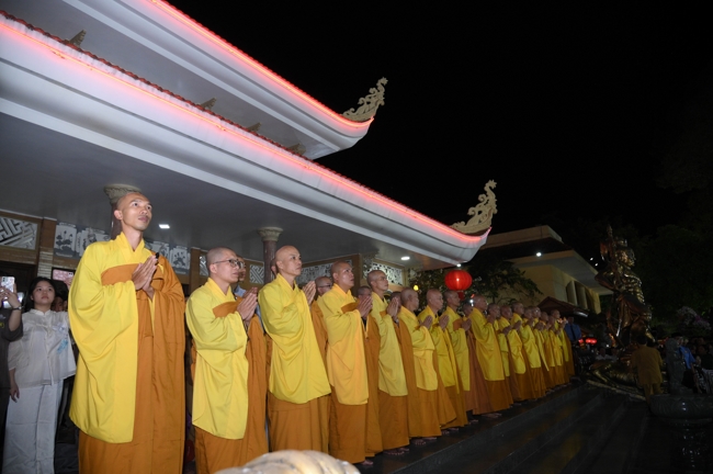 Khai bút đầu xuân và lễ Giao Thừa mừng Xuân Bính Ngọ 2026 - Chùa Hoằng Pháp