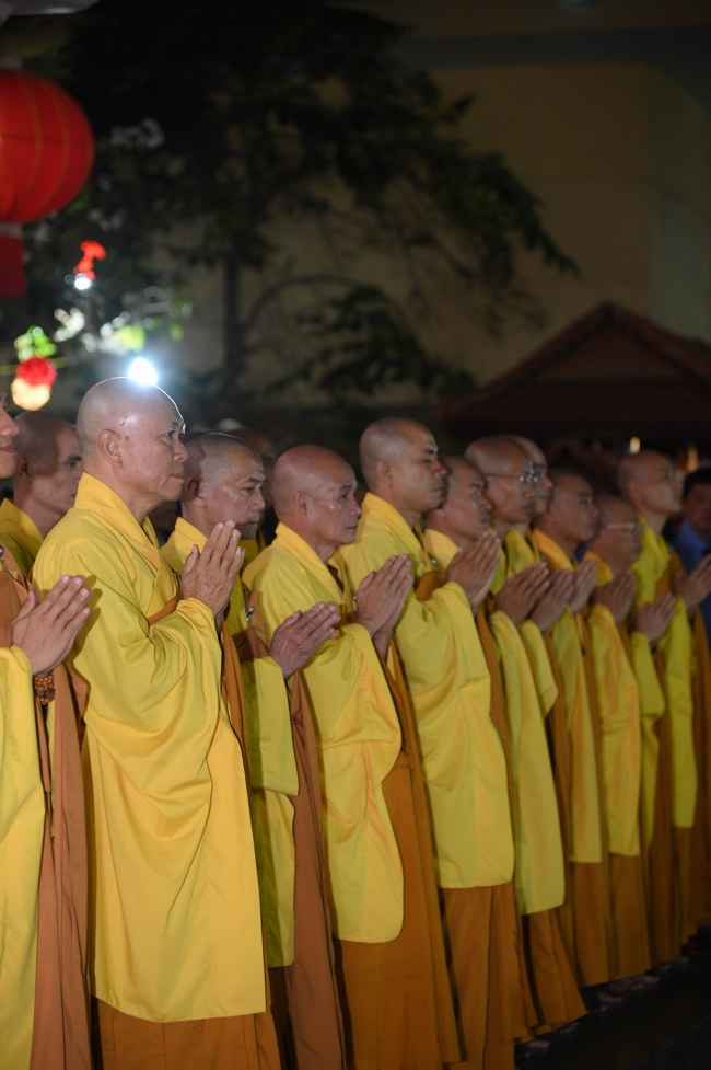 Khai bút đầu xuân và lễ Giao Thừa mừng Xuân Bính Ngọ 2026 - Chùa Hoằng Pháp