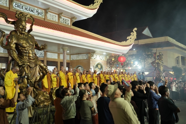 Khai bút đầu xuân và lễ Giao Thừa mừng Xuân Bính Ngọ 2026 - Chùa Hoằng Pháp