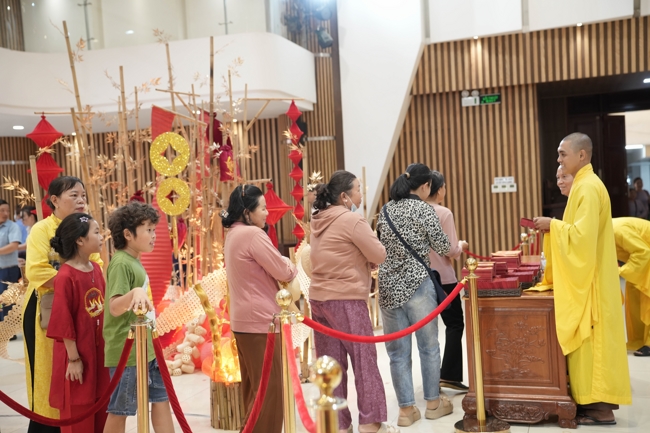 Tặng lộc đầu Xuân - Mồng 3 Tết Bính Ngọ 2026