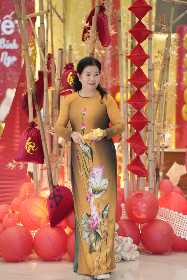 Tặng lộc đầu Xuân - Mồng 3 Tết Bính Ngọ 2026