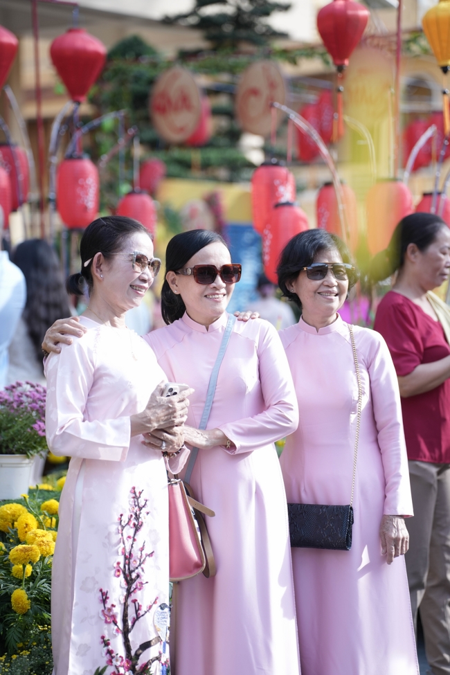 Tặng lộc đầu Xuân - Mồng 3 Tết Bính Ngọ 2026