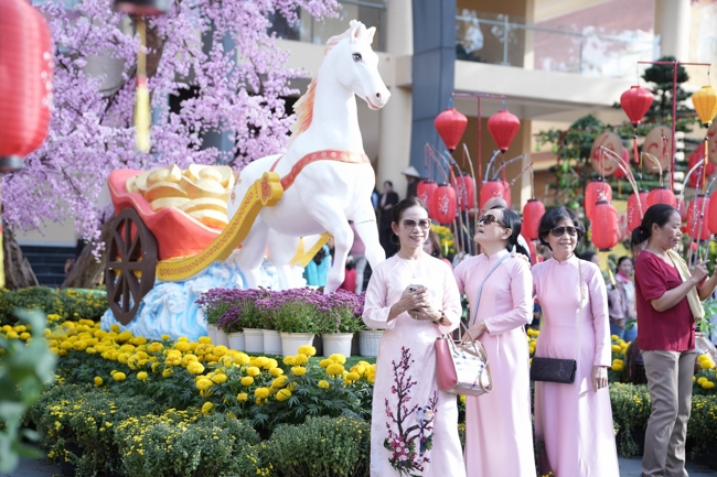 Tặng lộc đầu Xuân - Mồng 3 Tết Bính Ngọ 2026